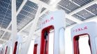 Muskův megalomanský projekt. Nový Tesla Supercharger má 168 nabíjecích stání