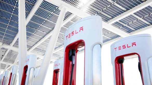 Konec chaosu a potyček: Tesla na vybraných Superchargerech zavádí virtuální fronty