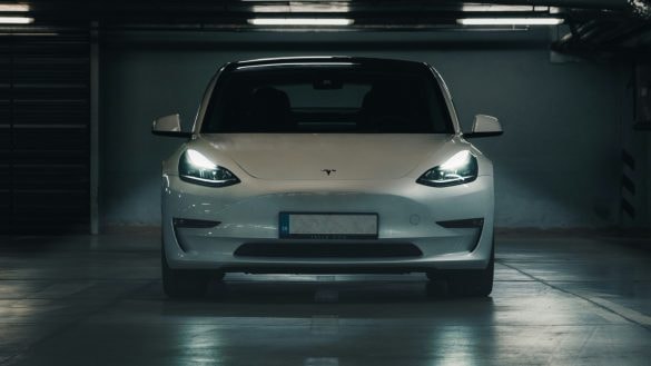 Majitelé elektromobilů se musí zaregistrovat, aby v Praze platili 50 % ceny parkování