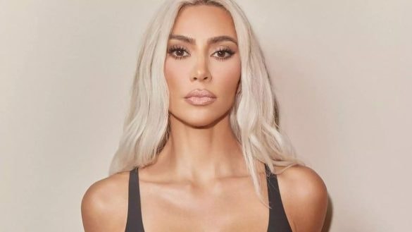 Fotka na Instagram za miliony dolarů. Kim Kardashian zapózovala před exkluzivní Teslou