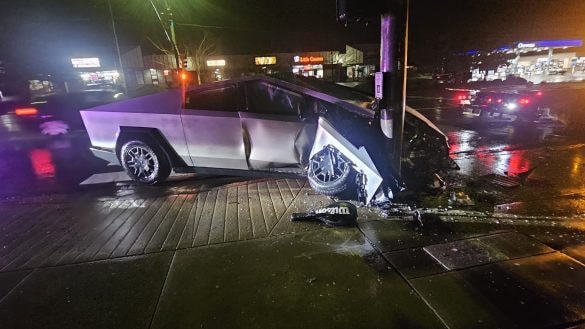 Tesla Cybertruck havarovala s nejnovějším autopilotem. Řidič varuje ostatní