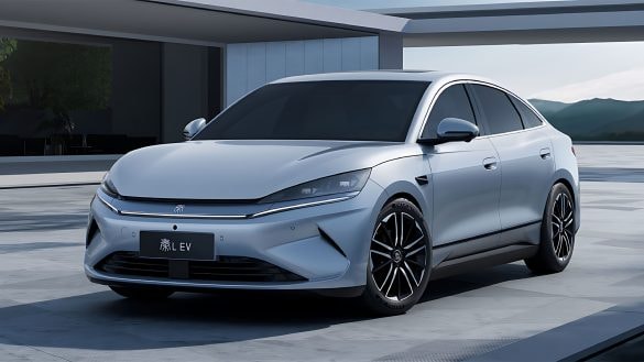 BYD Qin L EV míří na masy. Výbava jako u Tesly, cena poloviční