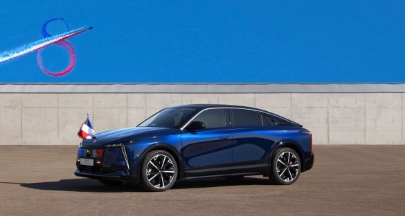 Francouzský prezident jezdí elektromobilem. Nejde o jen tak ledajaké auto