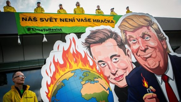Aktivisté na střeše české Tesly protestovali proti Muskově a Trumpově vlivu