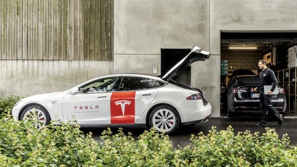 Tesla v Česku spustila mobilní servis. Technik vše vyřeší pohodlně u vás doma
