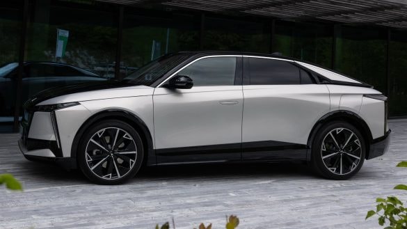 DS N°8 je v Česku! Francouzská vlajková loď s dojezdem 750 km má české ceny