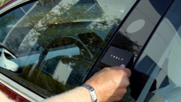 Tesla přestane k novým vozům dávat karty pro odemykání. Od teď už jen mobil?
