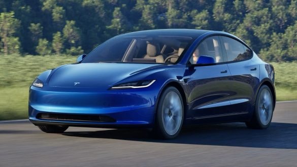Tesla Model 3 v Česku dostává přední kameru, blinkrovou páčku a delší dojezd