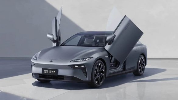 Číňané mají světově první sériový elektromobil se 4 motory schovanými v kolech