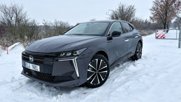 Test DS N°4 E-Tense – Když styl poráží tabulky