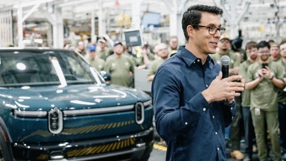 Šéf Rivianu vydělává 13x víc peněz, než nejlépe odměněný šéf americké automobilky