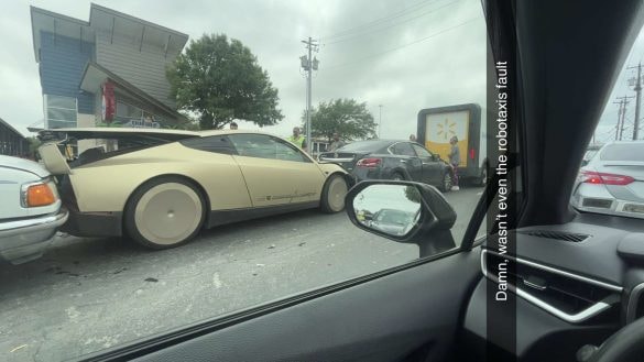 Tesla Cybercab má za sebou první nehodu. Autonomní taxi naboural lidský řidič