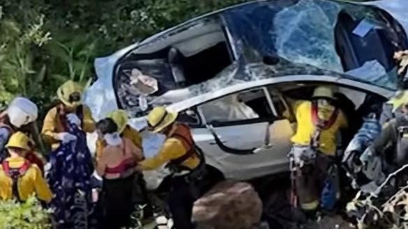 Tesla Model 3 spadla z útesu, cestující přežili scénu jako vystřiženou z hororu