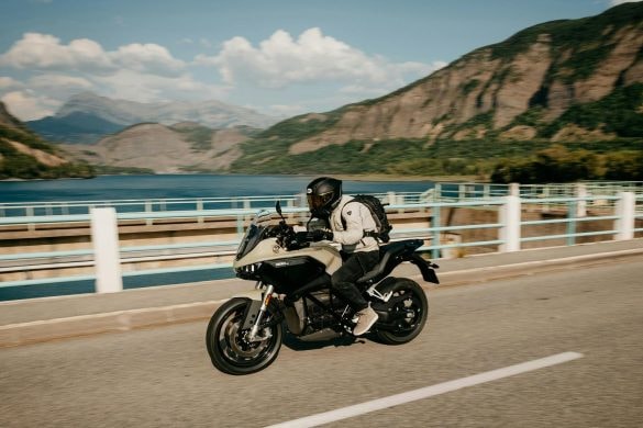 Elektrická motorka ujela rekordních 436 km. Pomohl kopec i pomalé tempo
