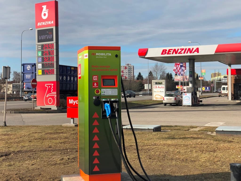Dobíjecí stanice ČEZ u čerpací stanice Benzina