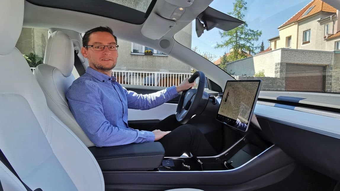 Za volantem elektromobilu Tesla Model 3
