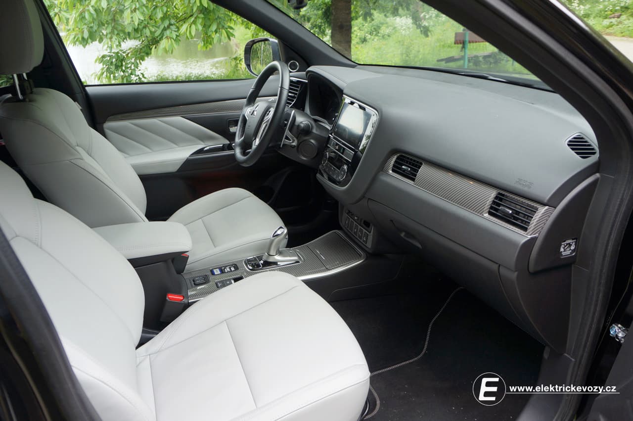 Mitsubishi Outlander PHEV interiér