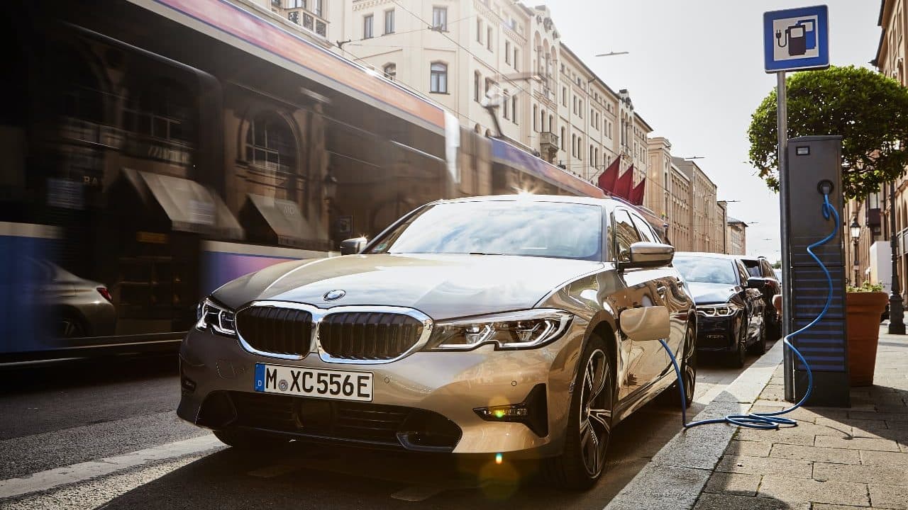 Plug-in hybridní BMW u nabíjecí stanice | Zdroj: BMW