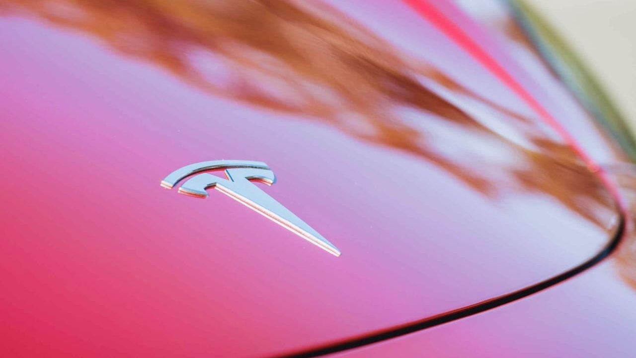 Logo Tesla na voze | foto: Unsplash