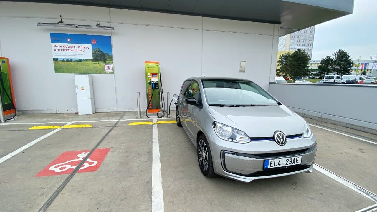 Nabíjení elektromobilu Volkswagen e-up! (2020) | foto: vlastní