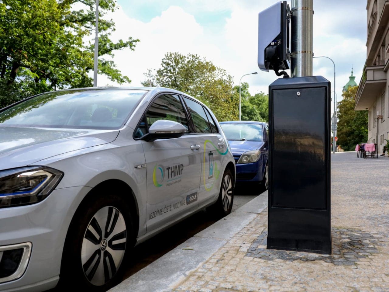 Stožár s veřejným osvětlením vybavený wallboxem pro dobíjení elektromobilů | foto: MHMP