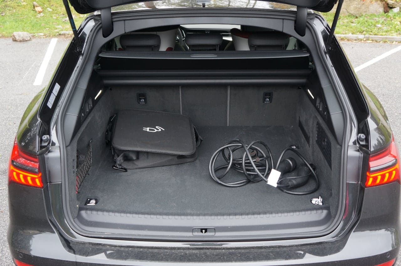 Audi A6 Avant TFSI e Quattro, kufr, test