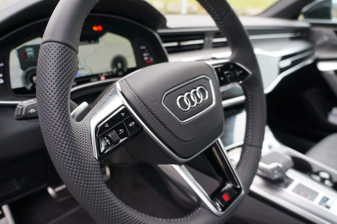 Audi A6 Avant TFSI e Quattro, volant, test