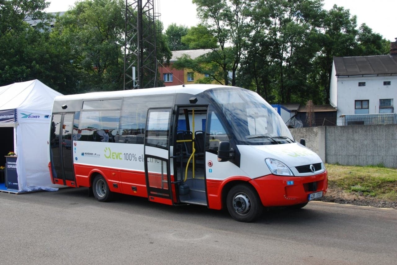 Brněnský elektrobus fungující jako mobilní odběrové středisko