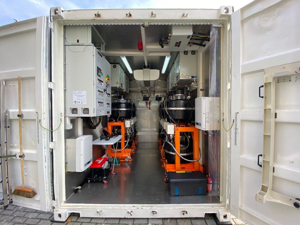 Rychlonabíjecí stanice se setrvačníkem Chakratec, Praha, Letňany