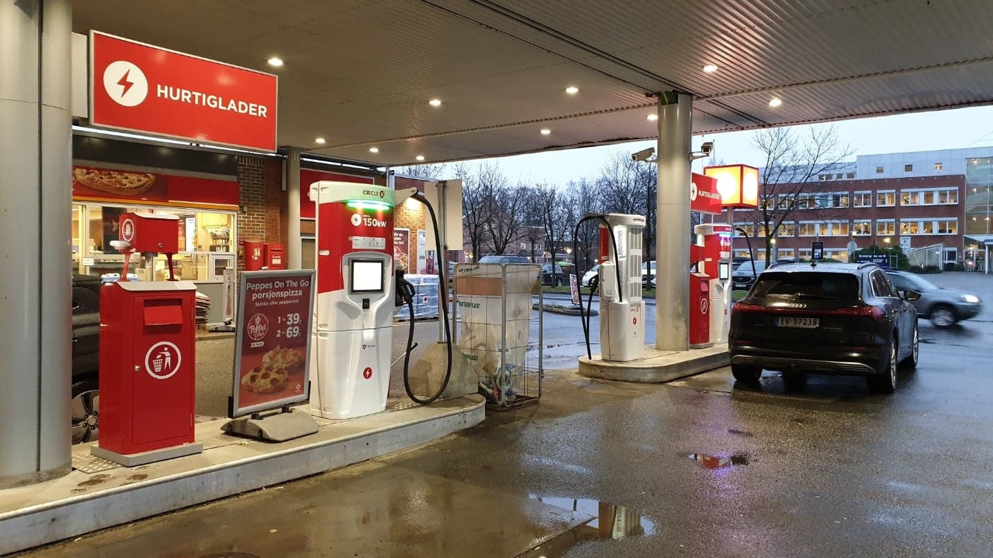 Čerpací stanice se postupně mění na nabíjecí stanici