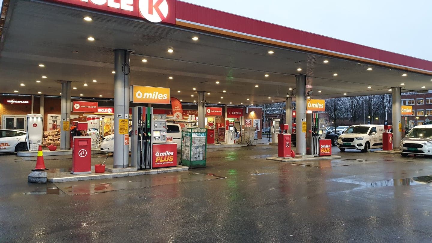 Čerpací stanice se postupně mění na nabíjecí stanici