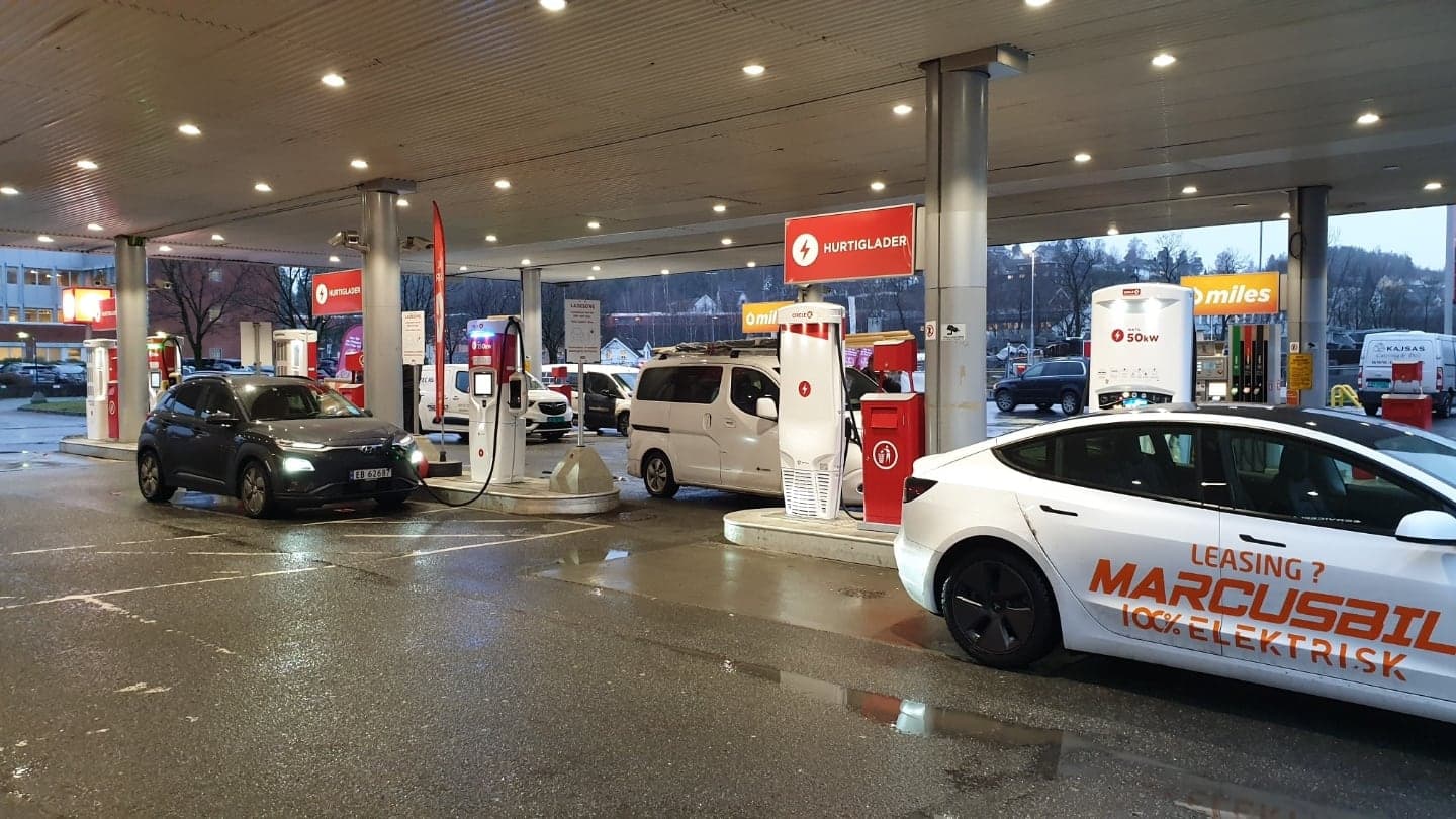 Čerpací stanice se postupně mění na nabíjecí stanici