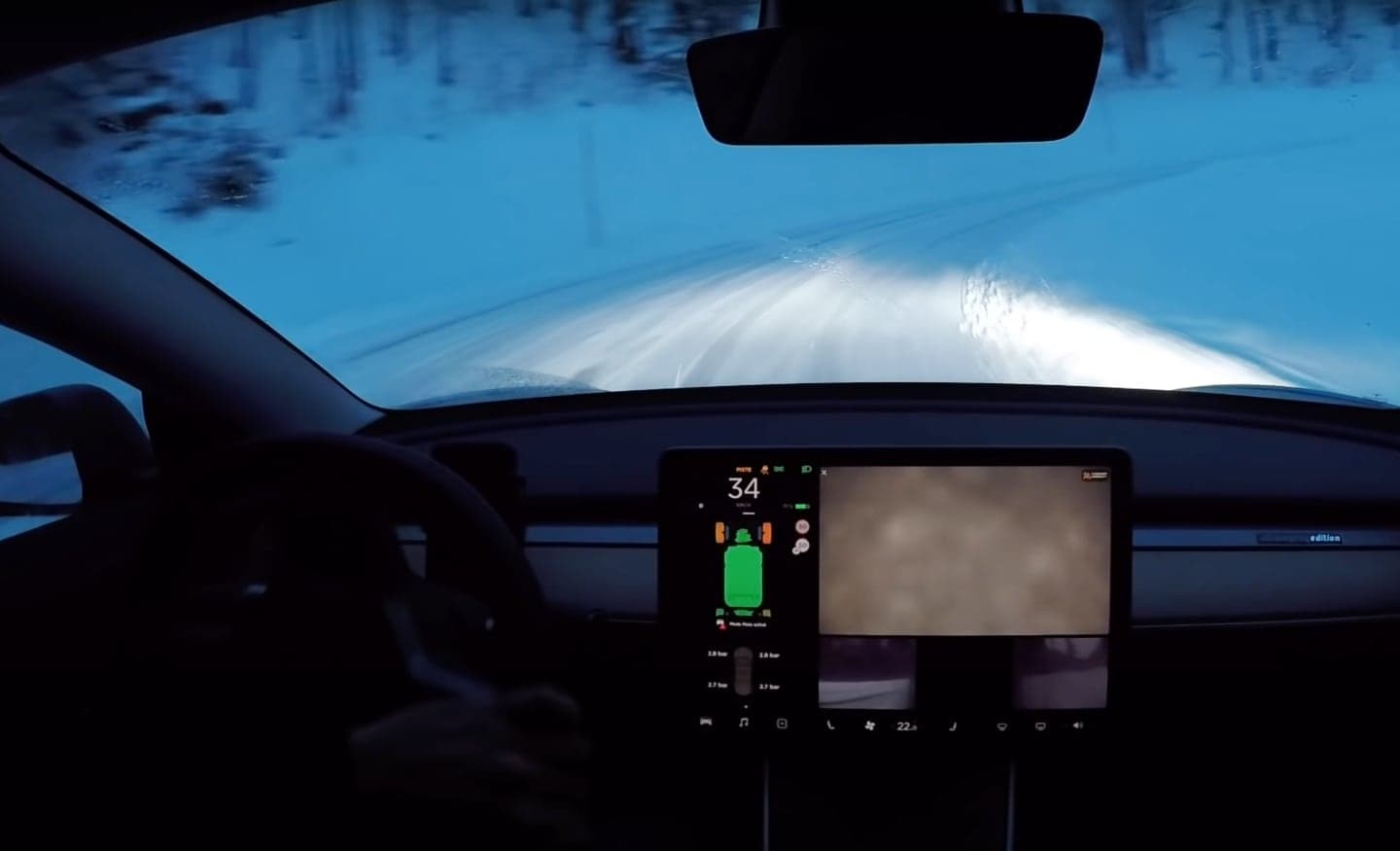 Tesla Model 3 Performance, driftování na sněhu