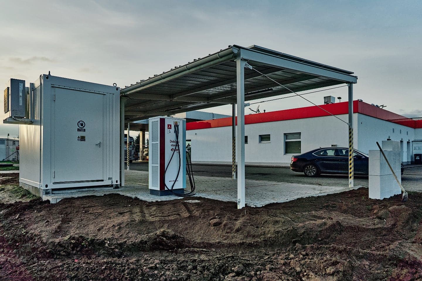 Nabíjecí stanice E.ON u čerpací stanice Benzina, Břeclav
