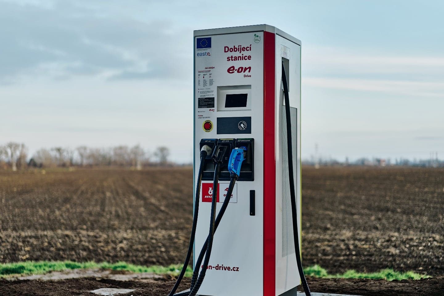 Nabíjecí stanice E.ON u čerpací stanice Benzina, Břeclav