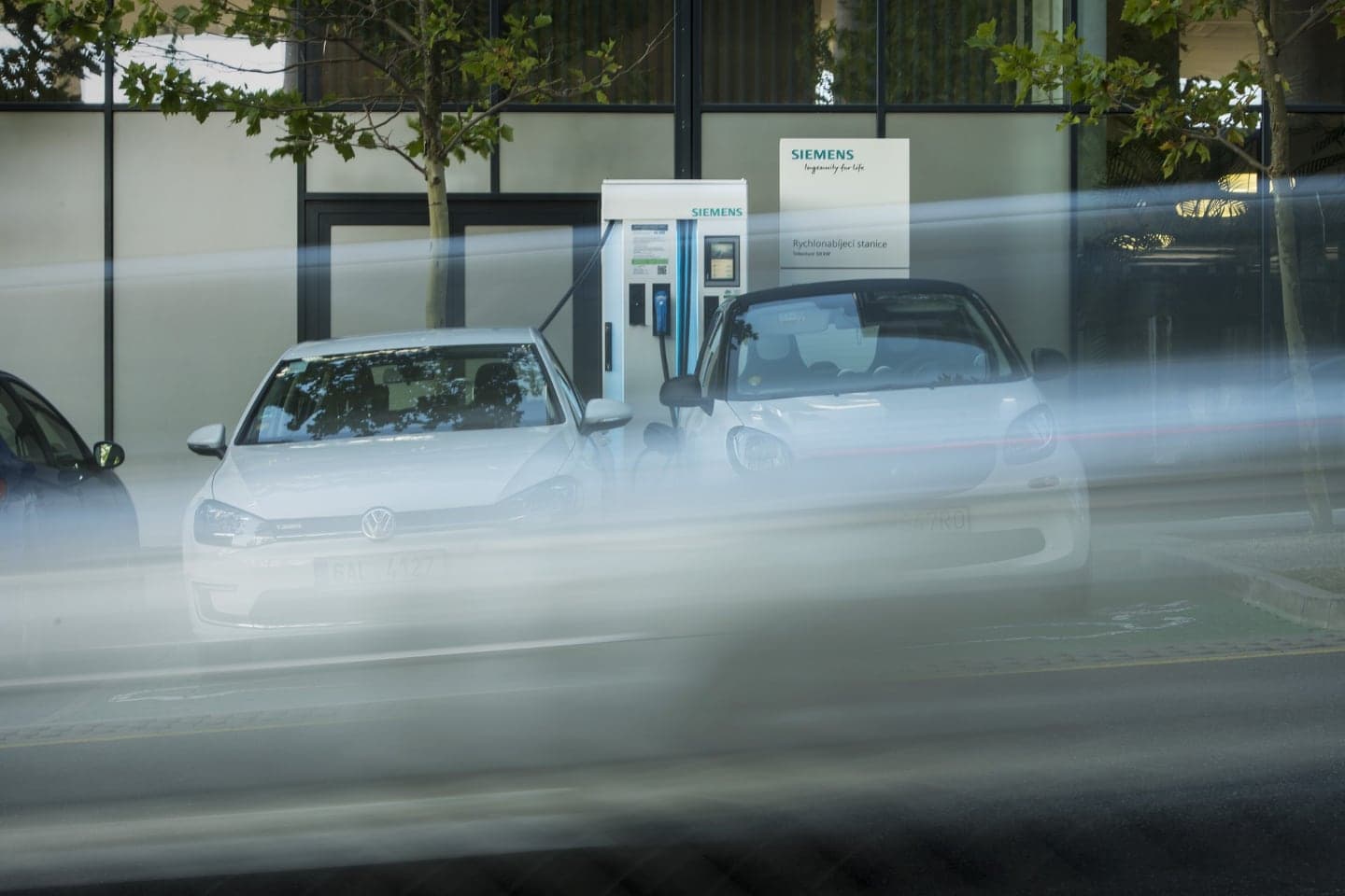 Veřejná nabíjecí stanice Siemens v Praze Stodůlkách, nabíjení elektromobilů je zde zdarma