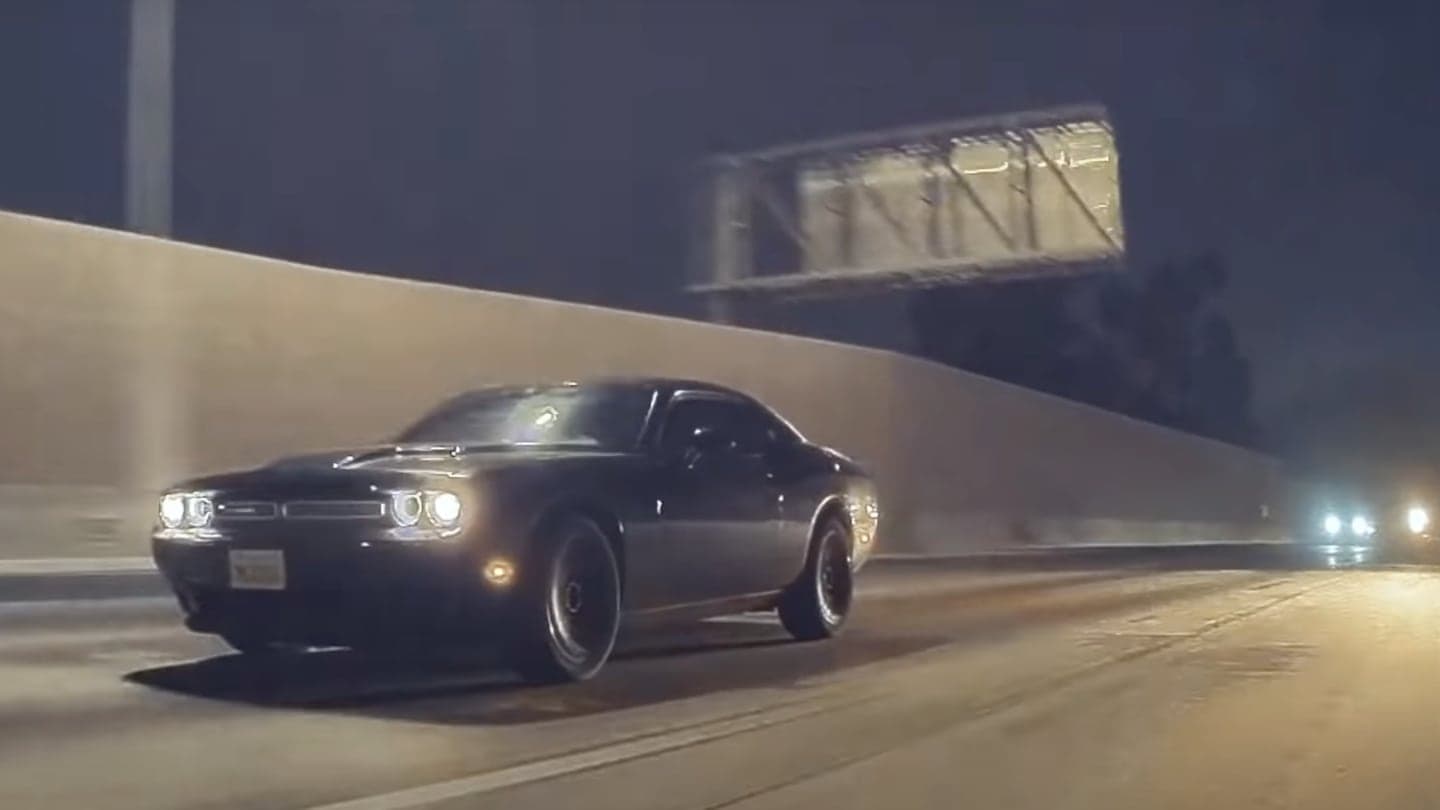 Tesla Model 3 vs Dodge Challenger, vše zachytila TeslaCam