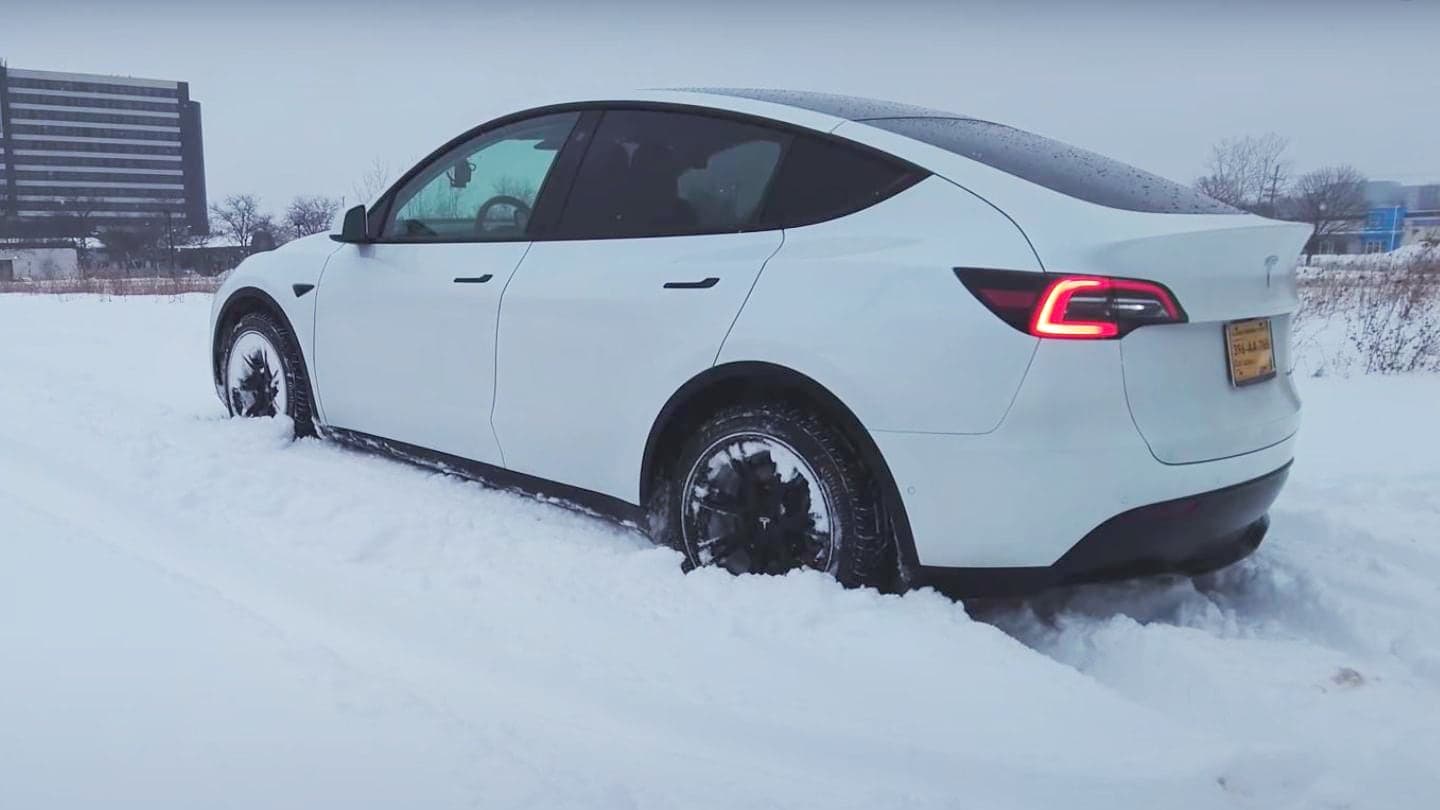 Tesla Model Y zapadlá ve sněhu