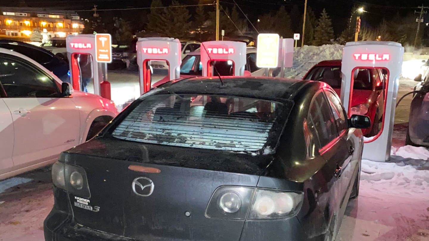 Tesla Supercharger, Canmore, Kanada, blokování nabíjecí stanice