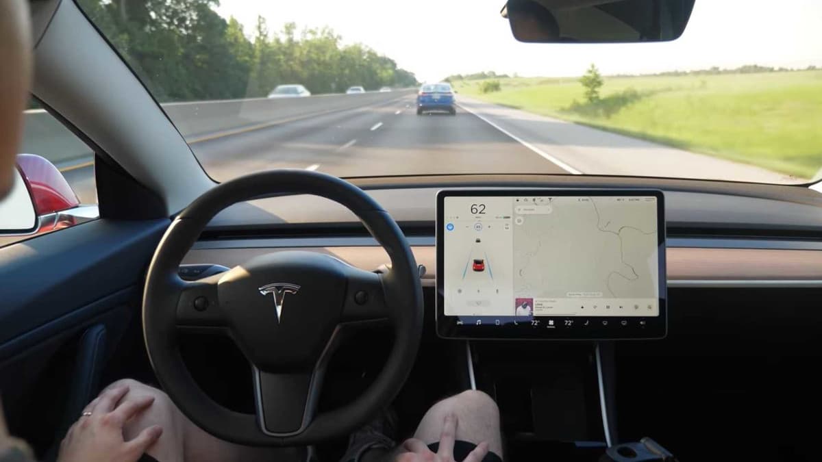 Tesla Model 3 se zapnutým systémem Full Self-Driving