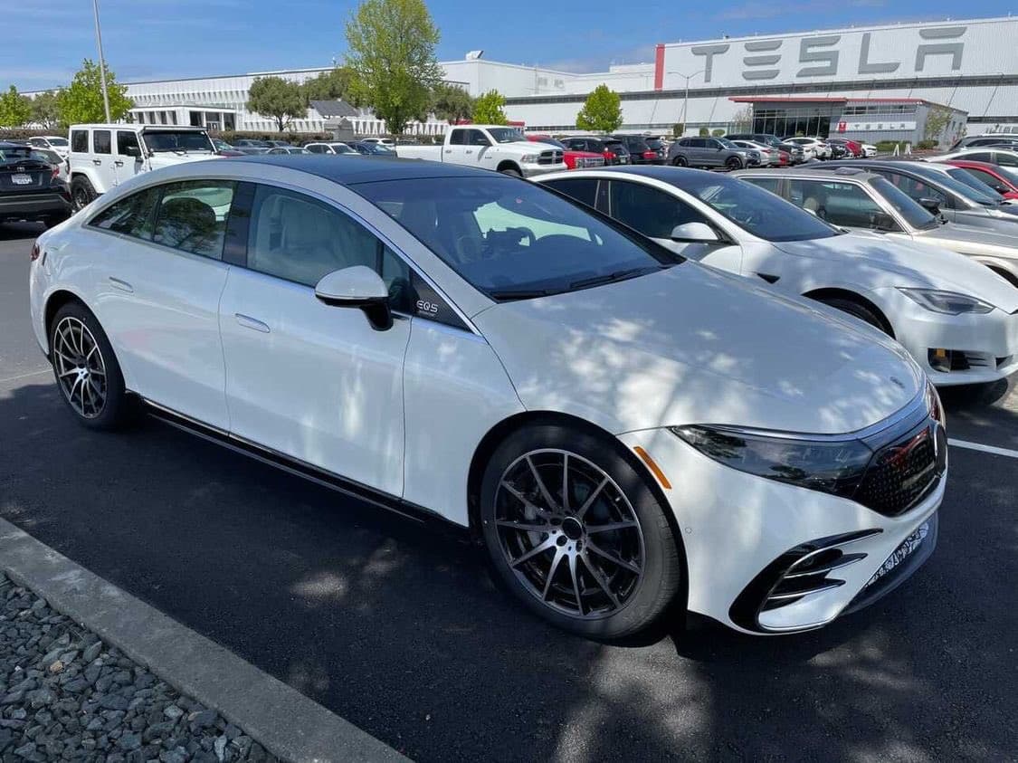 Mercedes EQS spatřen na parkovišti Tesly