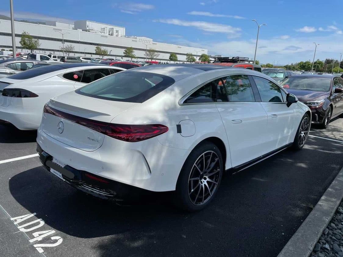 Mercedes EQS spatřen na parkovišti Tesly
