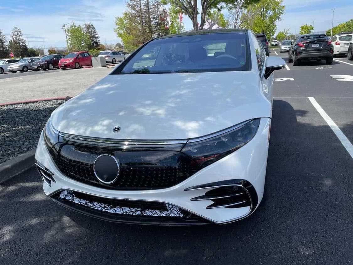 Mercedes EQS spatřen na parkovišti Tesly