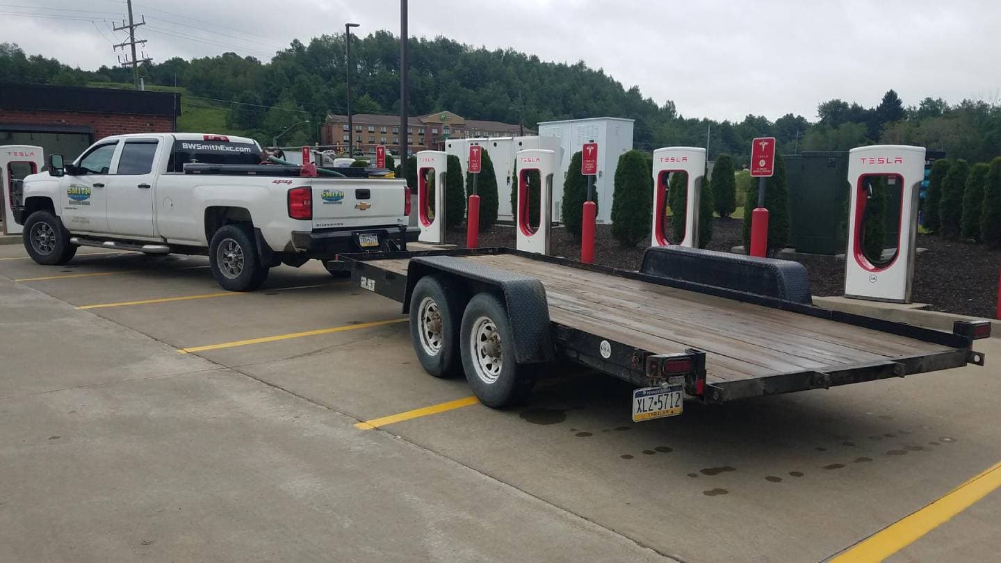 Kreativní jedinec blokuje nabíjecí stanici Supercharger