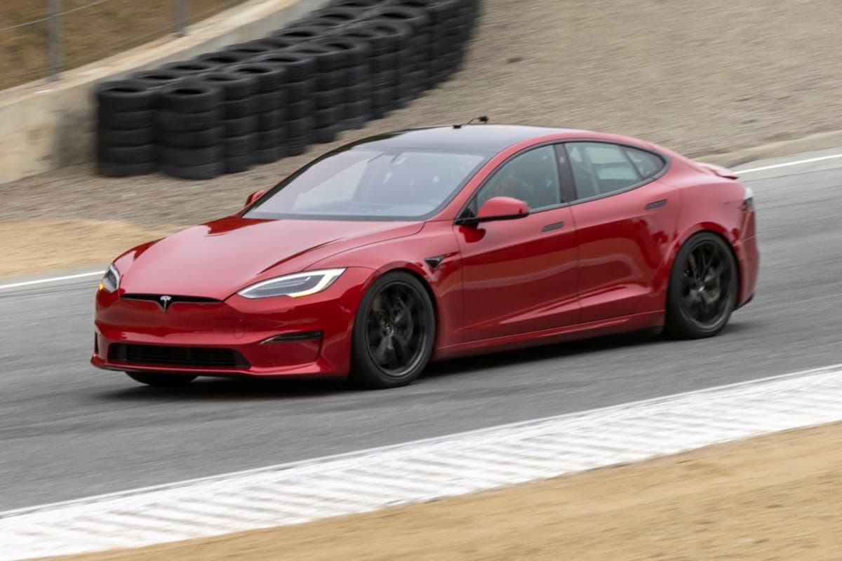 Tesla Model S při testování na trati Laguna Seca