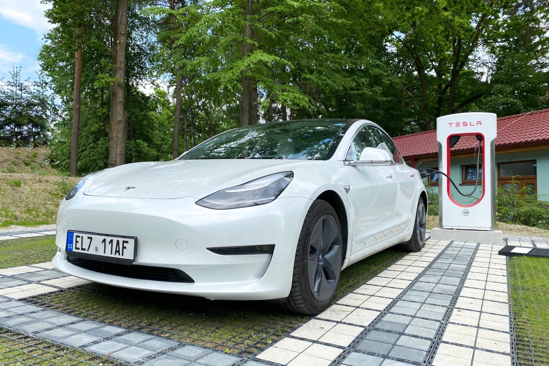 Na HoppyGo najdete i elektromobily jako je Tesla Model 3