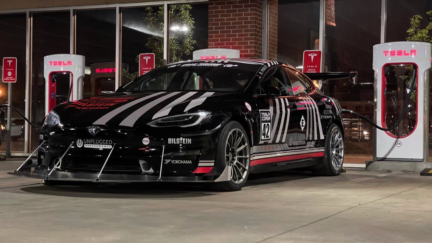 Unplugged Performance Tesla Model S Plaid na nabíječce