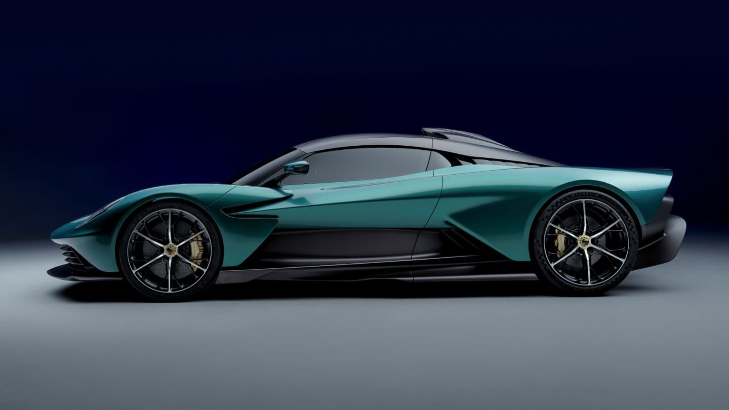Plug-in hybrid Aston Martin Valhalla, boční část