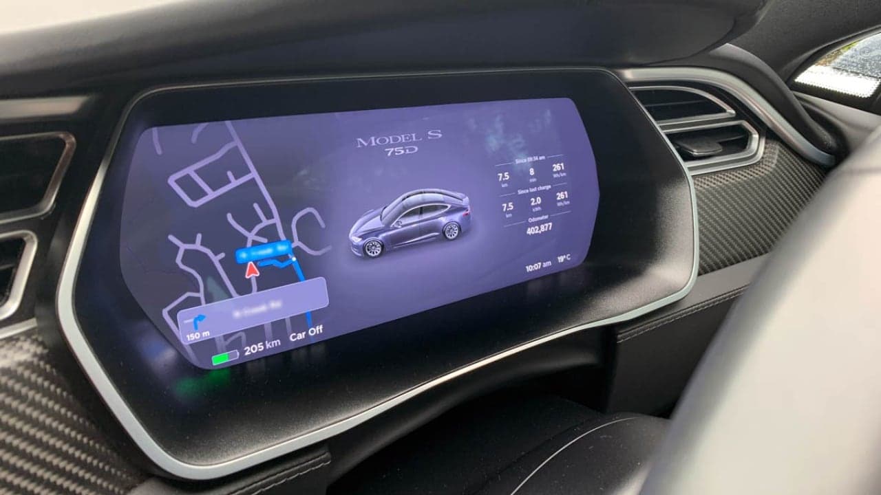 Tachometr u elektromobilu Tesla Model S