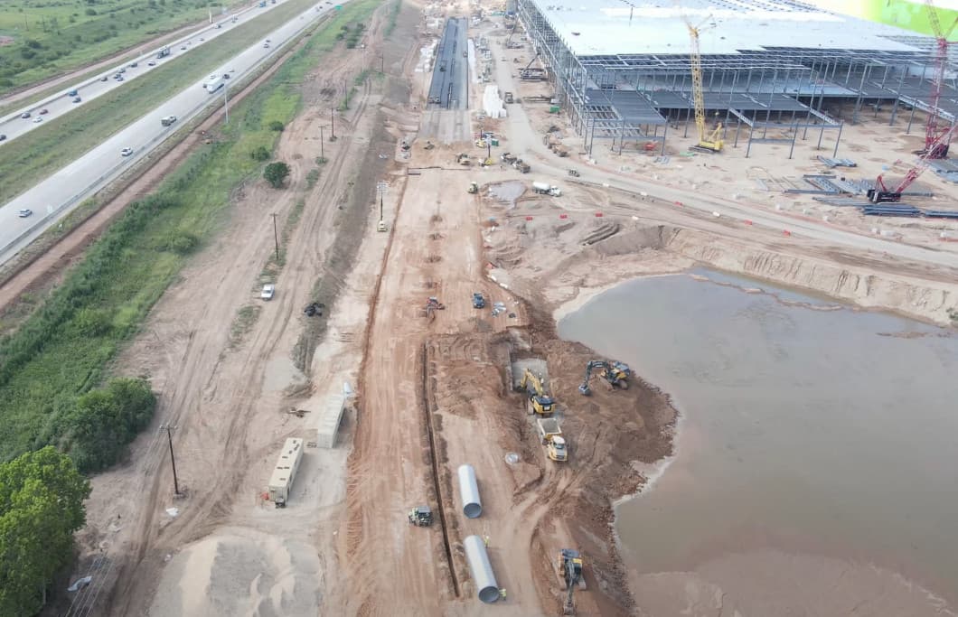 Tesla Gigafactory Texas, asfaltování silnice